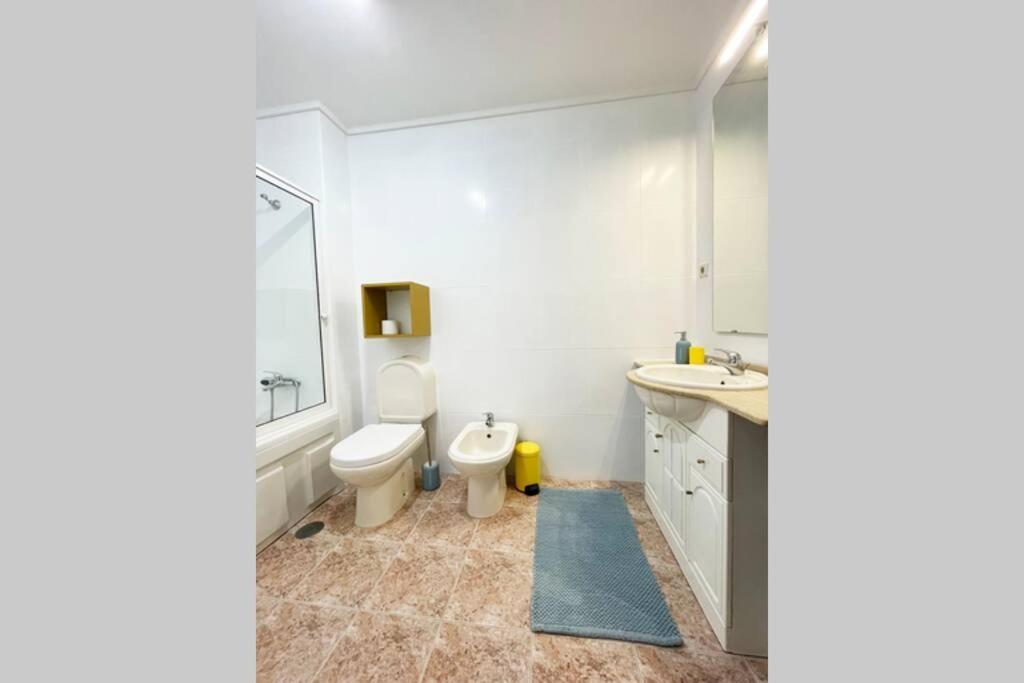 Yellow House Aveiro Smart Tv And Garage Exterior photo